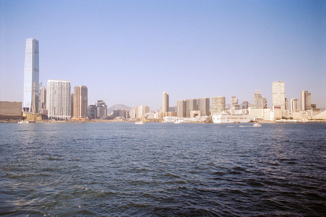 香港の港と高層ビル